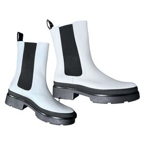 NWOT FRYE CHLOE LEATHER BOOT